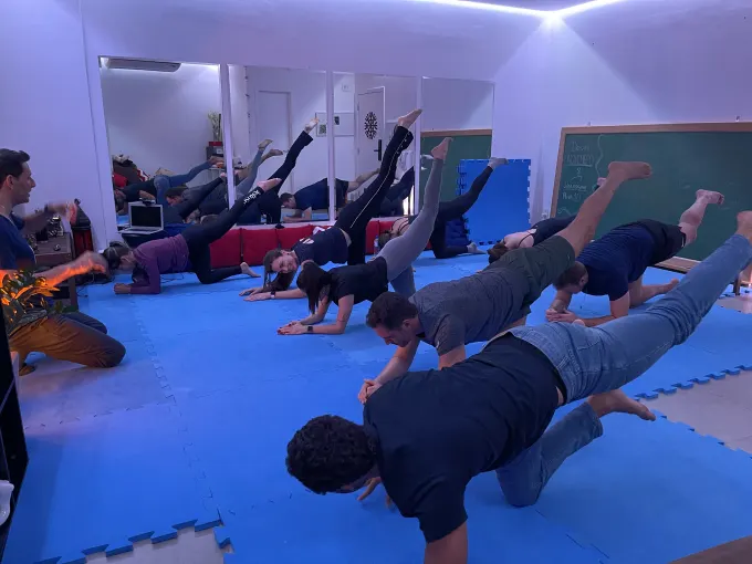 Aula de y&ocirc;ga em grupo na Yoga no Morumbi